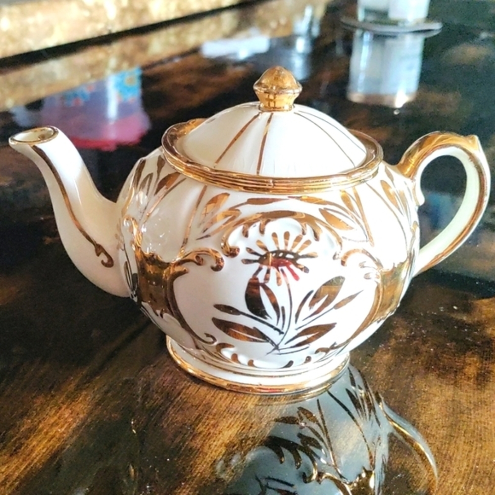 Vintage mini tea pot (Sadler England) Mark say 2266